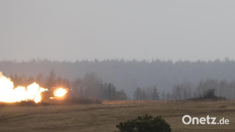 Getarnt hinter Büschen feuert dieser amerikanische Raketenwerfer vom Typ M270A1, Multiple Launch Rocket System (MLRS) des 1st Battalion, 6th Field Artillery Regiment aus Grafenwöhr. Bild: hbe
