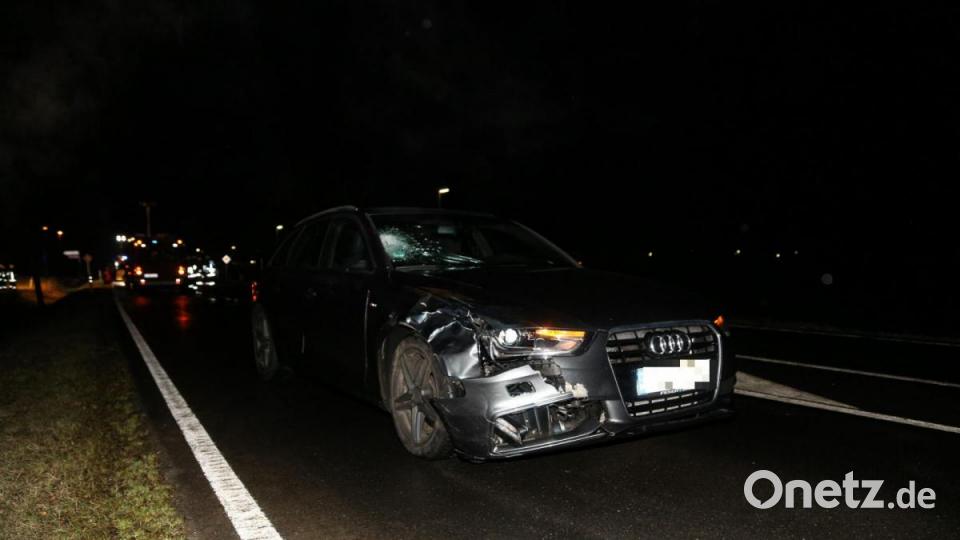 Der Audi erfasst den auf der Fahrbahn gehenden 69-jährigen Fußgänger. Der Mann starb noch an der Unfallstelle. Bild: Roland Wellenhoefer