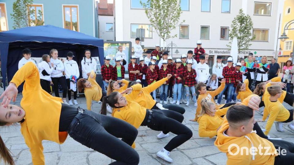Die Tänzer der &quot;Beat Generation Sokolov&quot; gaben eine Kostprobe ihres Könnens. Bild: Götz