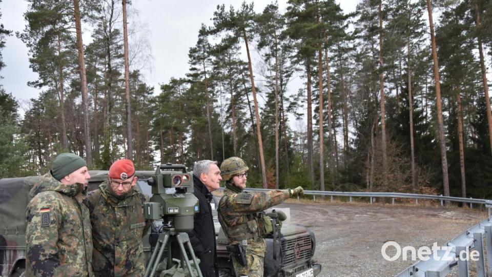 Seggewiß wird auf der Beobachtungsstelle in das Zielgebiet und seinen Auftrag eingewiesen. Bild: exb/Mario Hönig
