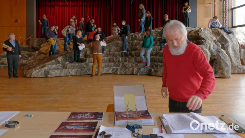 Manfred Grüßner (vorne) schaut sich die nächste Szene nochmal genau an, während Johannes Reitmeier (hinten Mitte) seine Schauspieler dorthin dirigiert, wo er sie haben will. Bild: tr