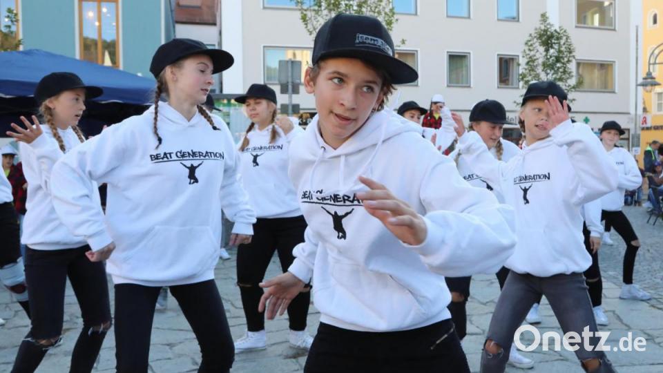 Die Tänzer der &quot;Beat Generation Sokolov&quot; gaben eine Kostprobe ihres Könnens. Bild: Götz
