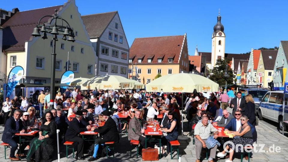 Das „Kulturfest Bayern-Böhmen“ auf dem Unteren Marktplatz war ein Besuchermagnet: Schon bald gab es keine freien Plätze mehr auf den Bänken. Bild: Götz