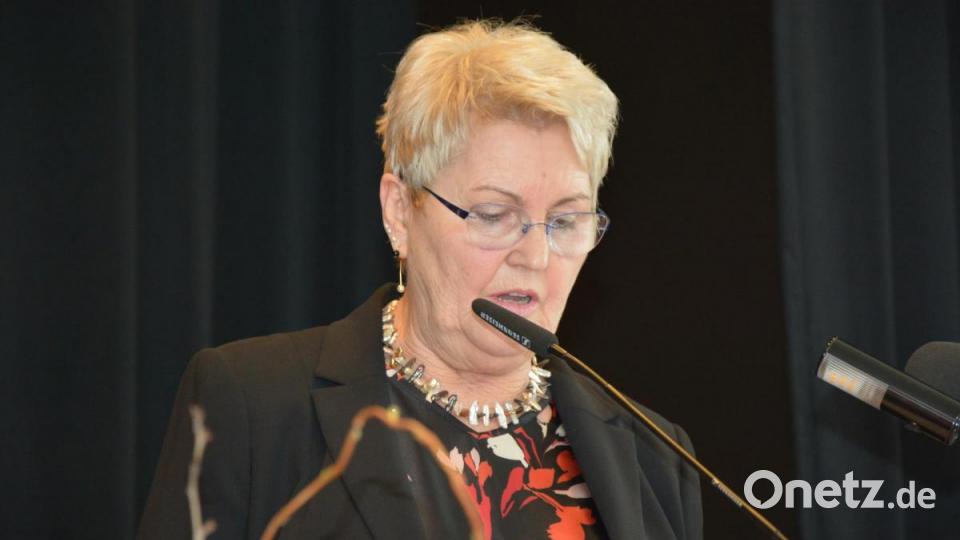 Elfriede Schultes, sie leitete den Landfrauenchor von 1980 bis 2000, gab den Rückblick auf vier Jahrzehnte Landfrauenchor. Bild: jr