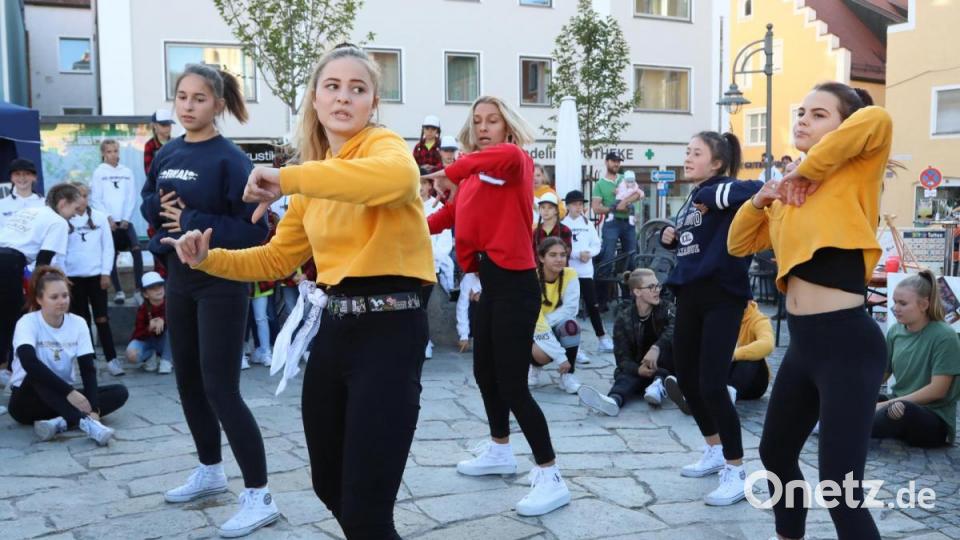 Die Tänzer der &quot;Beat Generation Sokolov&quot; gaben eine Kostprobe ihres Könnens. Bild: Götz