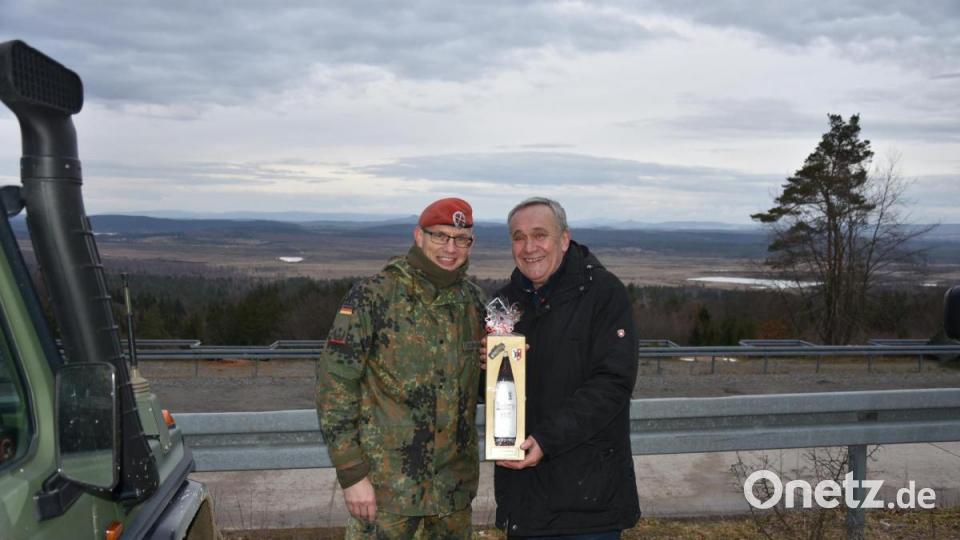 Zur Erinnerung überreicht Oberstleutnant Sven Zickmantel Kurt Seggewiß ein Geschenk. Bild: exb/Mario Hönig
