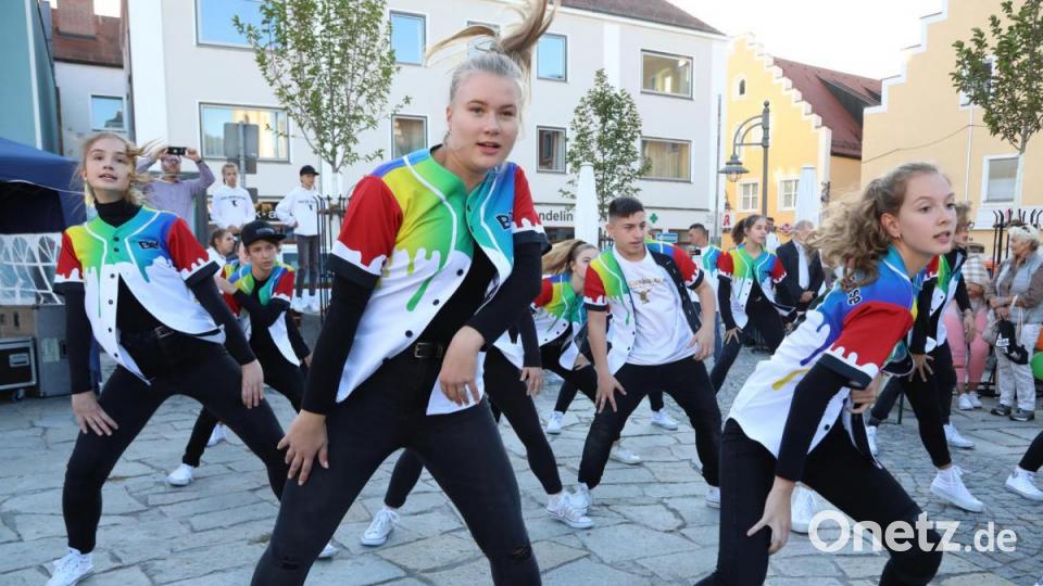 Die Tänzer der &quot;Beat Generation Sokolov&quot; gaben eine Kostprobe ihres Könnens. Bild: Götz