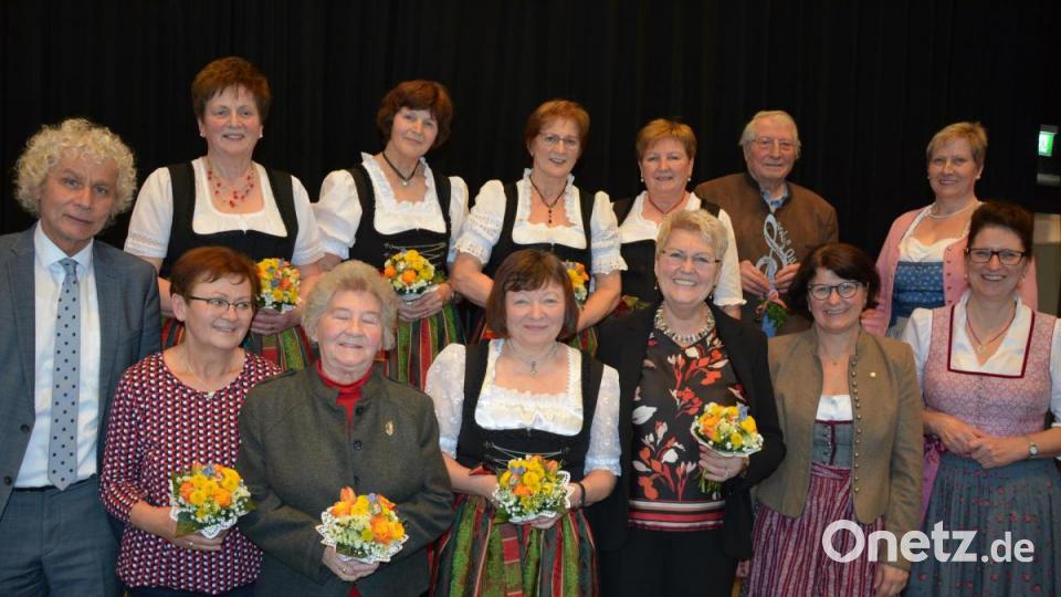Gründungsmitglieder und jahrzehntelang treue Sängerinnen ehrte der Landfrauenchor, anlässlich seines 40. Geburtstags. Ihnen gratulierten Landrat Wolfgang Lippert (links), sowie (untere Reihe von rechts) stellvertretende Landesbäuerin Christine Singe und Bezirksbäuerin Rita Blüml. Oben rechts iKreisbäuerin Irmgard Zintl und der ehemalige Chorleiter Friedrich Söllner. (jr) Bild: jr
