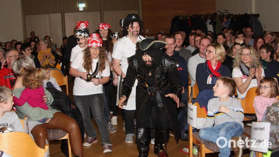 Angeführt vom Piratenkapitän (Alexander Derwart) zieht die Mannschaft singend und lärmend ein, um den Saal in Beschlag zu nehmen. Bild: wro