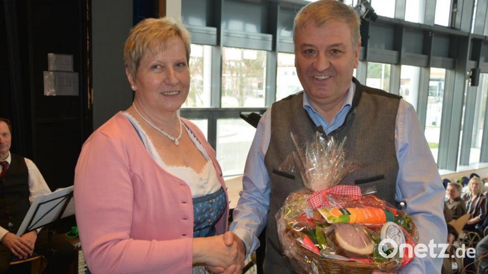 Irmgard Zintl verabschiedet Bernhard Zintl, der vierzig Jahre lang als Mitglied der Landwirtschaftlichen Berufsgenossenschaft die Landfrauen begleitet hat. Bild: jr