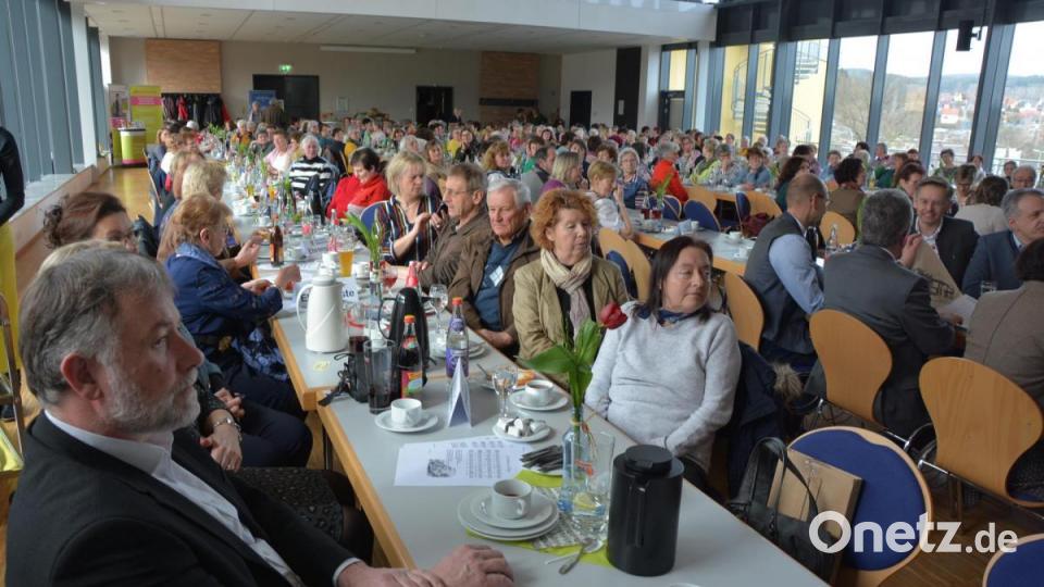 Nahezu vollbesetzt präsentierte sich die Erbendorfer Stadthalle beim Landfrauentag des Landkreises Tirschenreuth, links im Bild BBV-Geschäftsführer Ulrich Härtl. Bild: jr