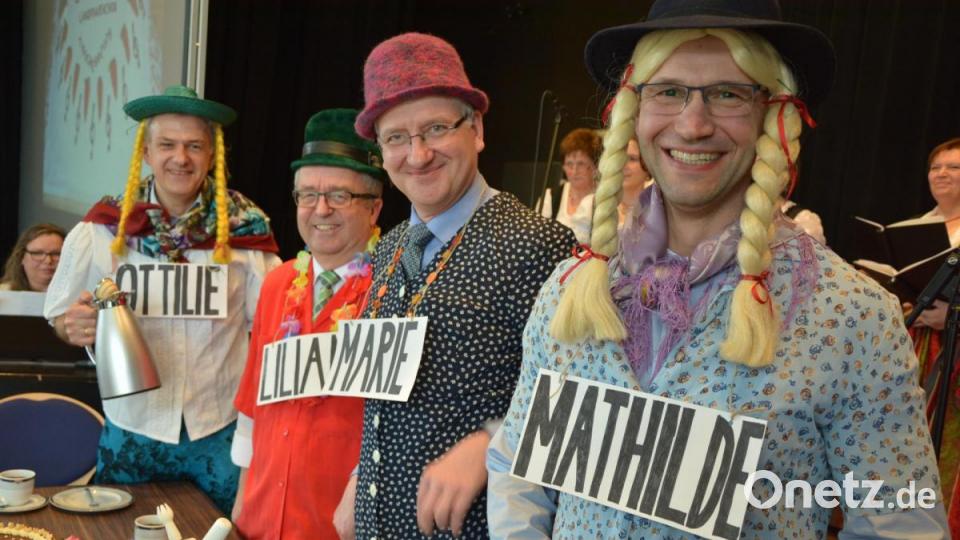 Gratulierten als Ottilie, Liliane, Marie und Mathilde, die Ehrengäste (von links) mit Roland Grillmeier, Toni Dutz, Johannes Reger und Ely Eibisch und dem Udo Jürgens-Hit „Aber bitte mit Sahne“. Bild: jr