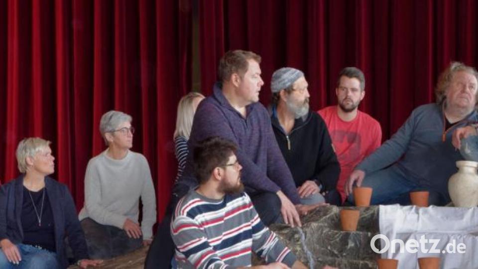 In der neuen Tirschenreuther Passion spielen auch frauen eine große Rolle. Sogar beim letzten Abendmahl sind sie Teil des Geschehens. Bild: tr
