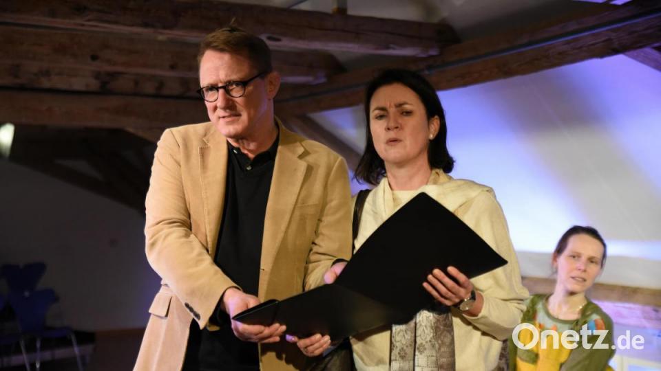 Noch können die Hartmanns (Dirk Arlt und Claudia Lohmann, von links) beim „Flüchtlingscasting“ den Enthusiasmus von Sozialarbeiterin Heike (Jana Dütsch) nicht so recht teilen. Bild: Tobias Schwarzmeier