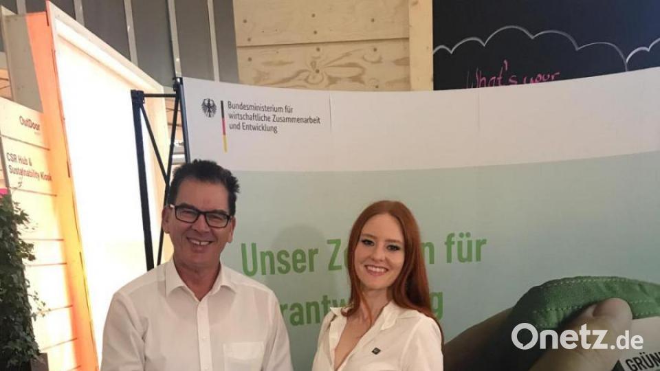 Barbara Meier wirbt für das Nachhaltigkeitssiegel Grüner Knopf Bild: exb