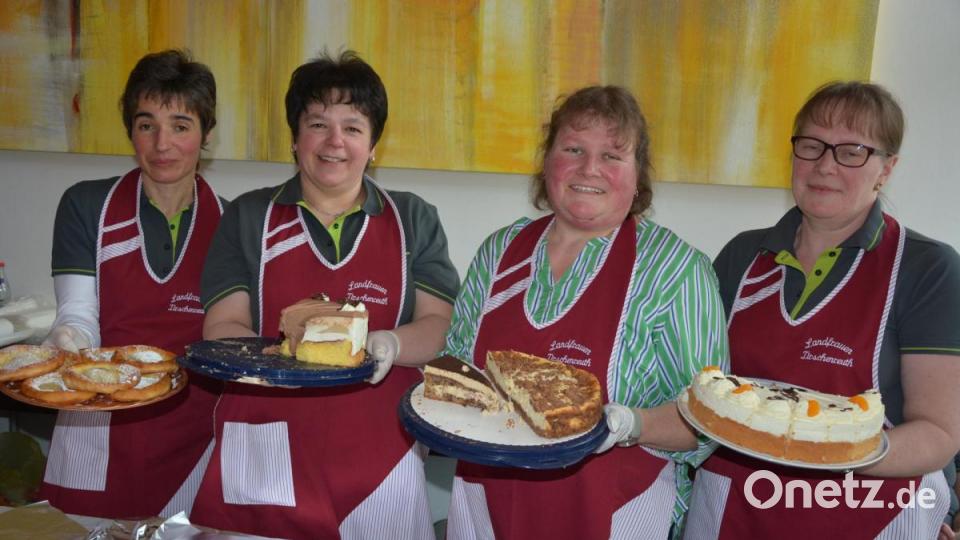 37 selbstgebackene Kuchen und Torten umfasste das Kuchenbüfett, charmant angeboten von den Landfrauen Bild: jr