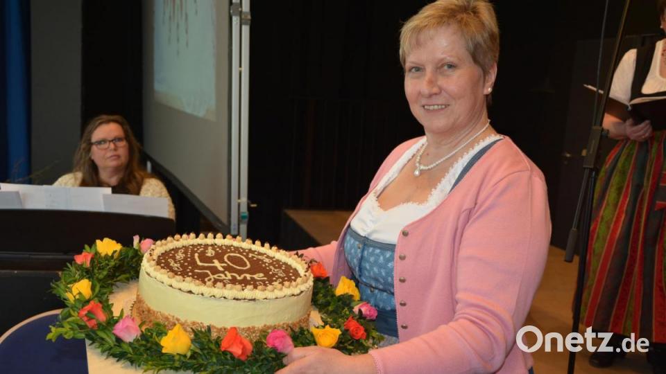 Kreisbäuerin Irmgard Zintl präsentiert die Geburtstagstorte zum 40. Geburtstag. Bild: jr