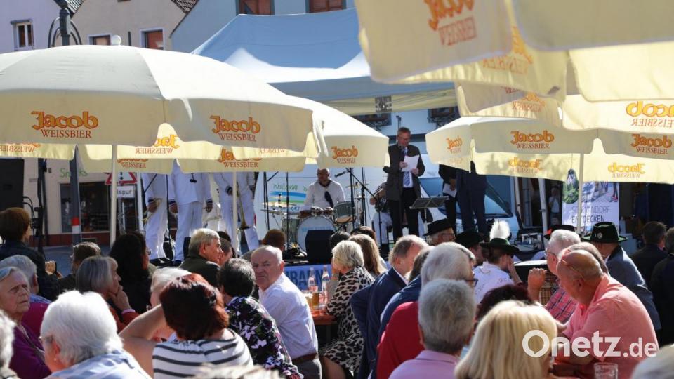 Das &quot;Bayern-Böhmen-Fest&quot; zog viele Besucher auf den Unteren Marktplatz. Bild: Götz