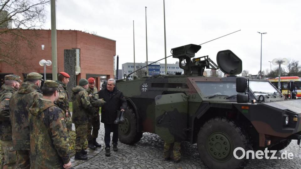 Kurt Seggewiß wird von Soldaten des Artilleriebataillon 131 unter Führung des Kommandeurs Oberstleutnant Sven Zickmantel vorm neuen Rathaus abgeholt. Bild: exb/Mario Hönig