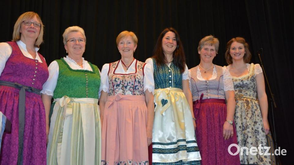 Selbstgenähte Dirndls präsentierten die Damen bei der Trachtenmodenschau. Bild: jr