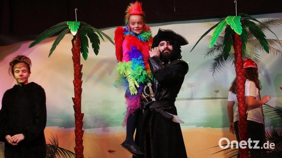 Lieselotte (Mia Höcht) ist ein sprechender Papagei. Der Piratenkaptän hat eigentliche ein weiches Herz und liebt Tiere. Bild: wro