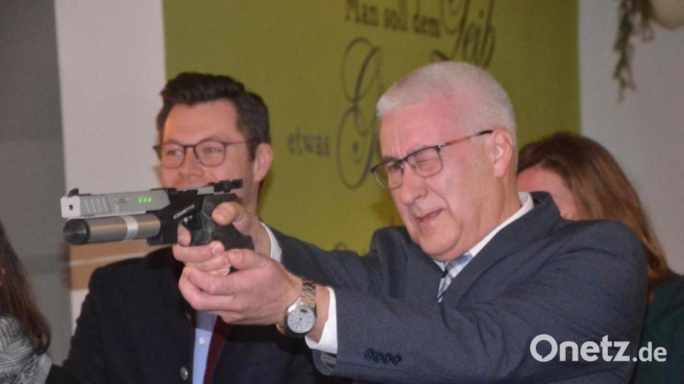 Kimme und Korn. Und schon drückt Reinhard Meier ab. Bild: Kunz
