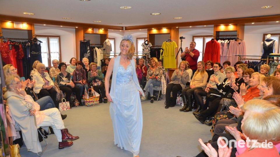 Auch Abendkleider werden präsentiert. Bild: Kunz