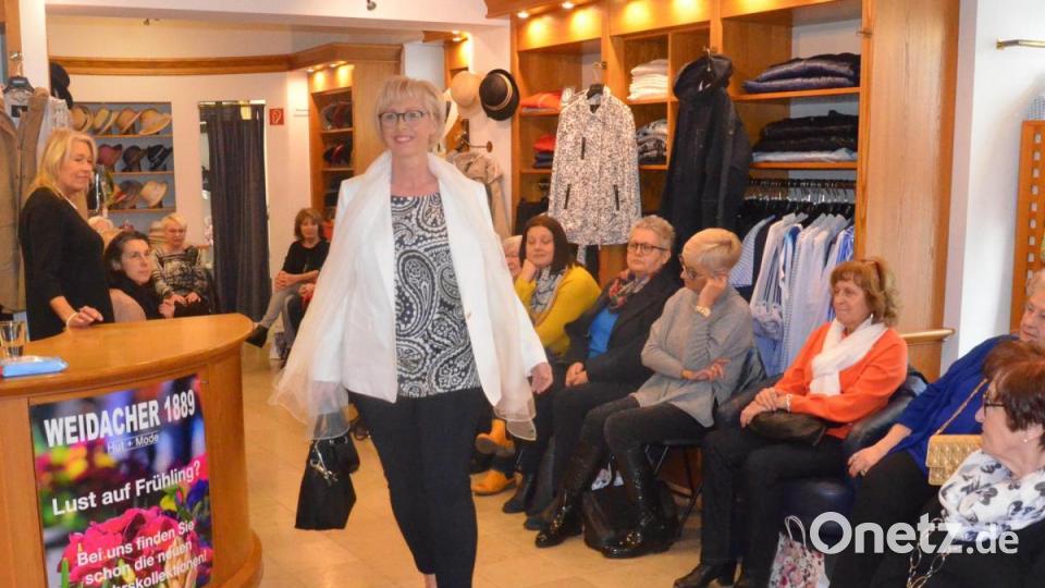 Seidenschals dürfen in diesem Jahr durchaus etwas schwerer sein. Bild: Kunz