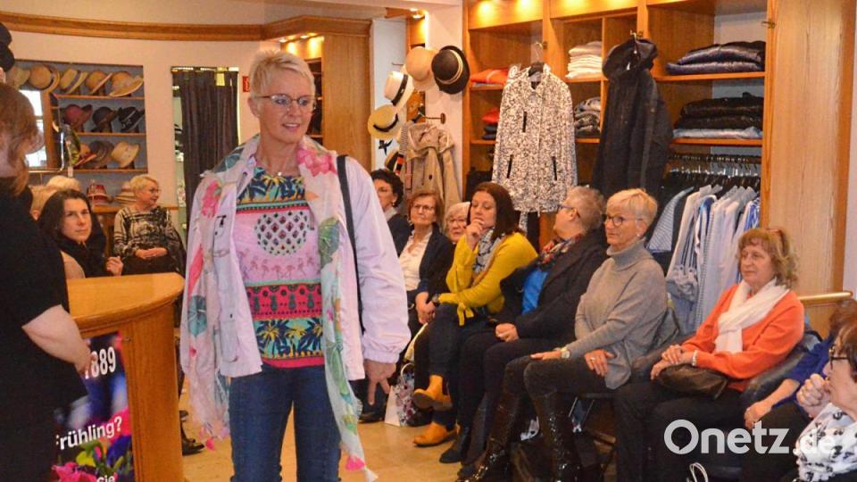 Frau wagt bunt. Bild: Kunz