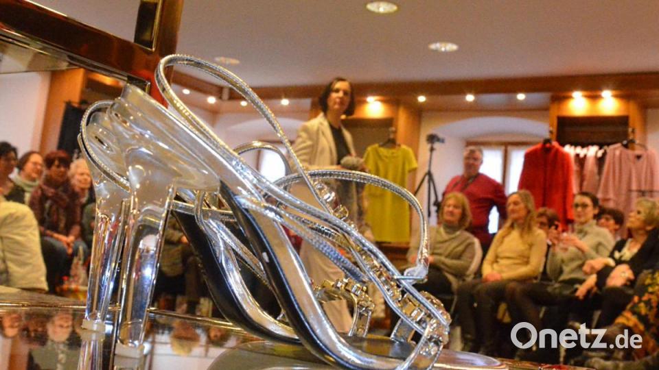 Worauf die Branche im kommenden Frühjahr und Sommer steht, das zeigte die Modenschau bei &quot;Weidacher Hut + Mode&quot;.. Bild: Kunz