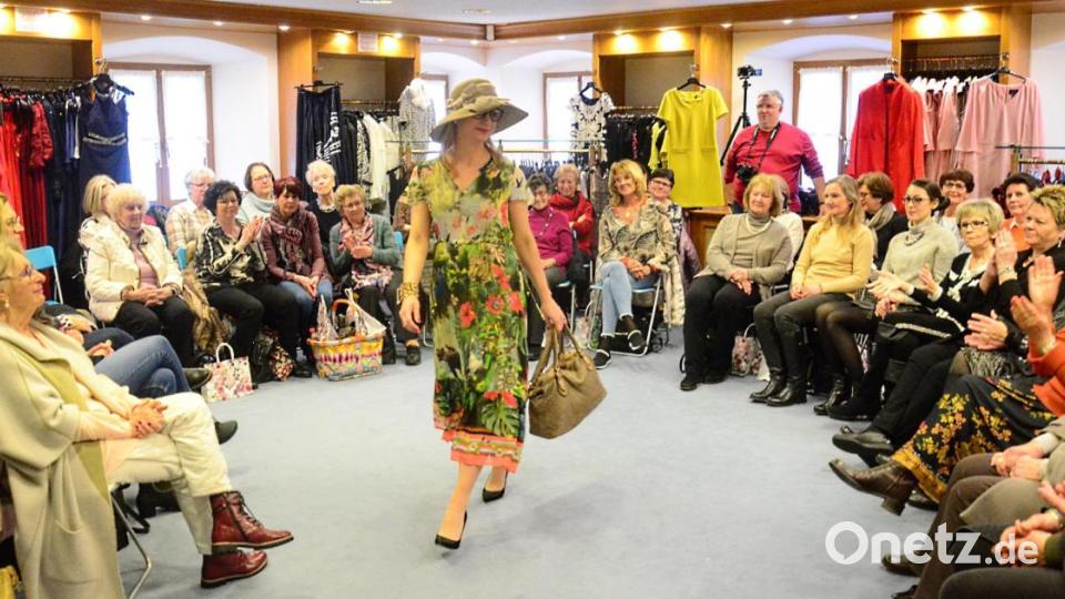 Auch breitkrempigen Hut und Blumenmuster trägt die modebewusste Dame im Frühjahr. Bild: Kunz