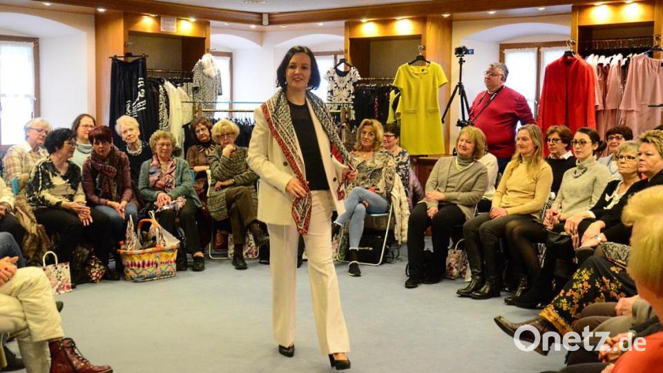 Modenschau bei &quot;Weidacher Hut + Mode&quot;. Bild: Kunz