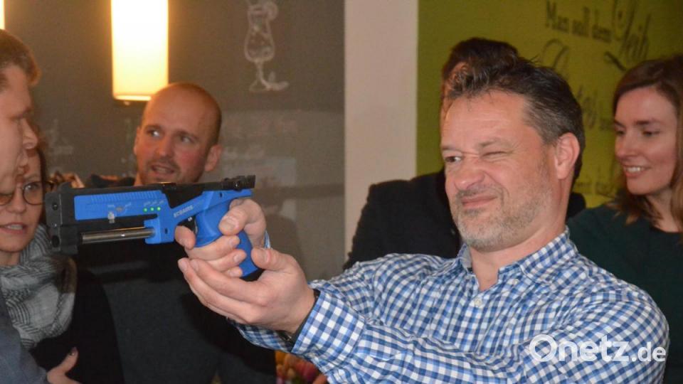 Volltreffer? Ali Zant bemüht sich jedenfalls. Bild: Kunz
