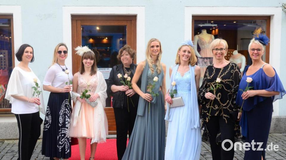 Mit ihren Models präsentierten Renate Weidacher-Herzig (Vierte von links) und Eva Herzig (links) die neuen Modetrends. Bild: Kunz