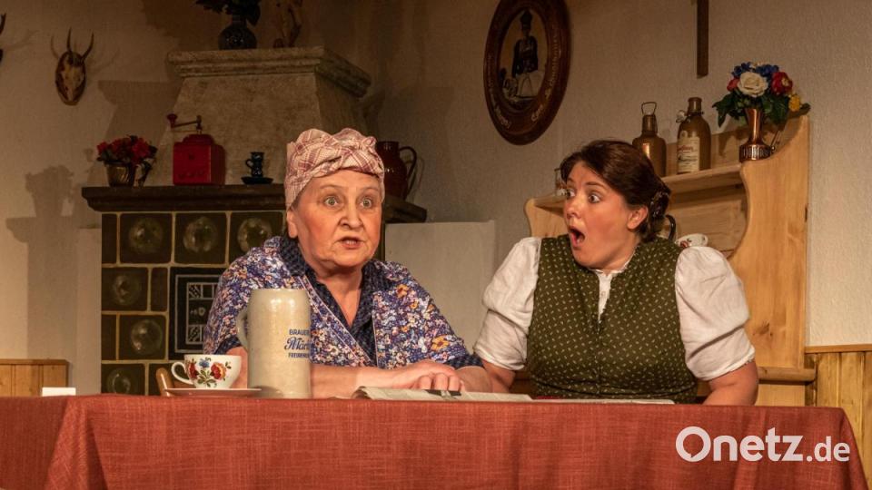 Hier treffen zwei Koryphäen des Volkstheaters aufeinander. Grande Dame Barbera Söllner und Monika Altmann. Das Publikum konnte sich vor Lachen kaum mehr halten Bild: chl