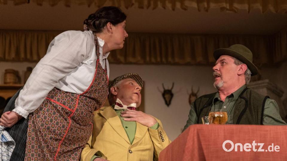 Wehe dem, der zwischen die Fronte greät, so wie Antiquitätenhändler Wilhelm Nause (Norbert Altmann). Ob das mit dem Jagersepp und der Kathi was wir? (Erwin Altmann und Monika Altmann) Bild: chl