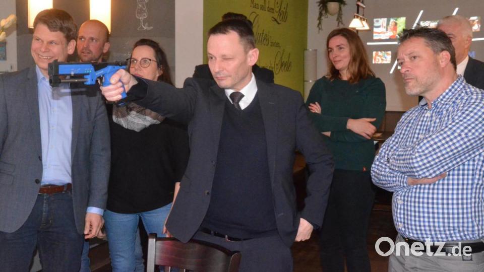 Fünf Schuss, fünf Treffer. Als geübter Kriminalhauptkommissar ist Jens Meyer den anderen eine Nasenlänge voraus. Bild: Kunz