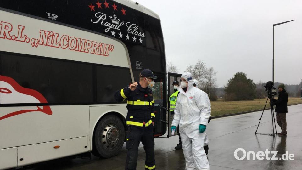 Dieser ukrainische Bus bekommt das &quot;Go&quot; für die Weiterfahrt. Alle Passagiere haben unter 38,5 Grad. Bild: ca