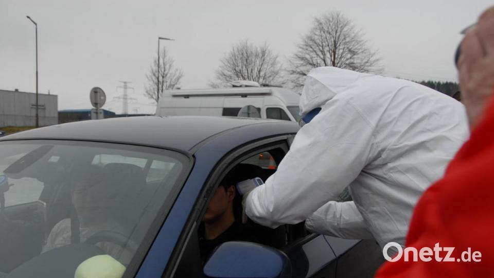 Eine Sache von Sekunden: Mit einem Schläfenthermometer wird bei einem Autofahrer die Temperatur gemessen. Dann auch bei der Beifahrerin. Bild: ca