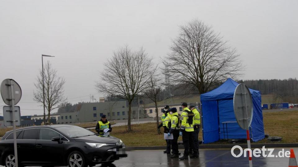 Montagmorgen, A6, bei Waidhaus. Freie Durchfahrt gibt es heute nicht, jeder Pkw passiert eine Kontrollstelle.. Bild: ca