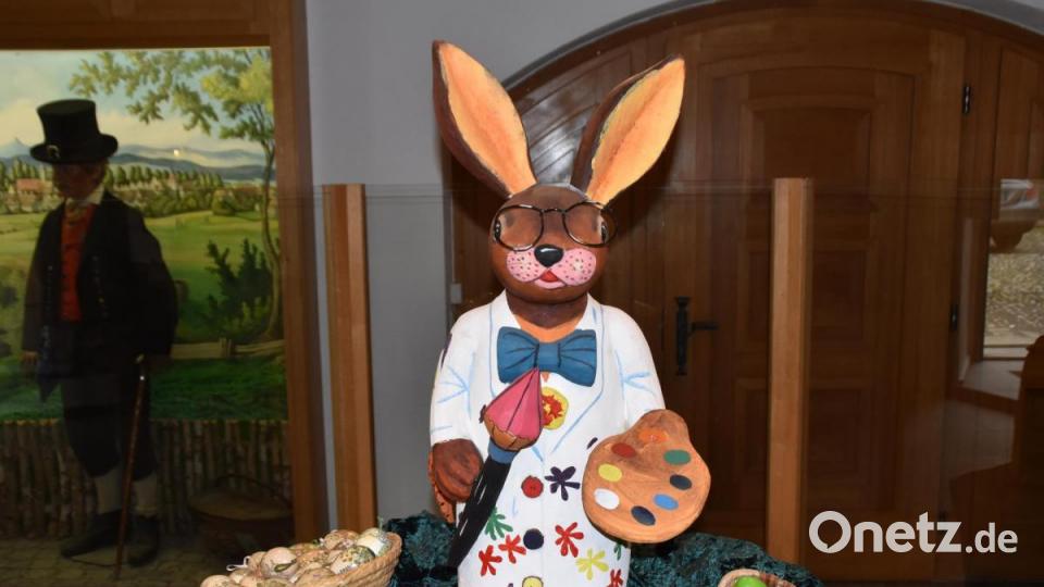 Bereits im Foyer des Alten Schulhauses begrüßt ein Osterhase die Besucher. Bild: hcz
