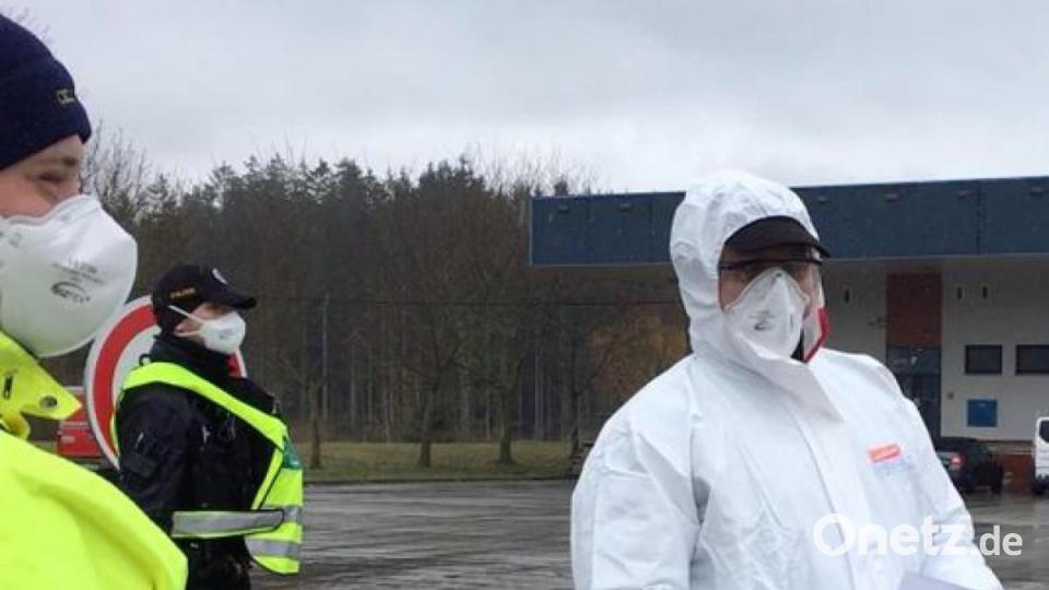 Für Autofahrer gab es Infoblätter - und einen ungewohnten Anblick. Sämtliche Einsatzkräfte tragen Mundschutzmasken. Bild: ca