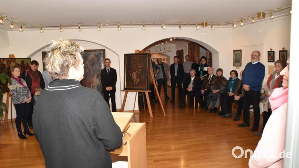 Im sakralen Teil der Osterausstellung begrüßt Kulturamtsleiterin Petra Vorsatz die Gäste. Bild: hcz