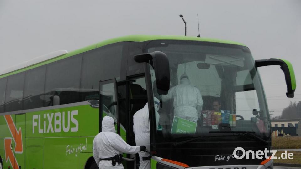 Kein Bus kommt ohne Kontrolle durch. Vertreter der tschechischen Gesundheitsbehörde auf dem Weg zum Fiebermessen im Flix-Bus. Bild: ca