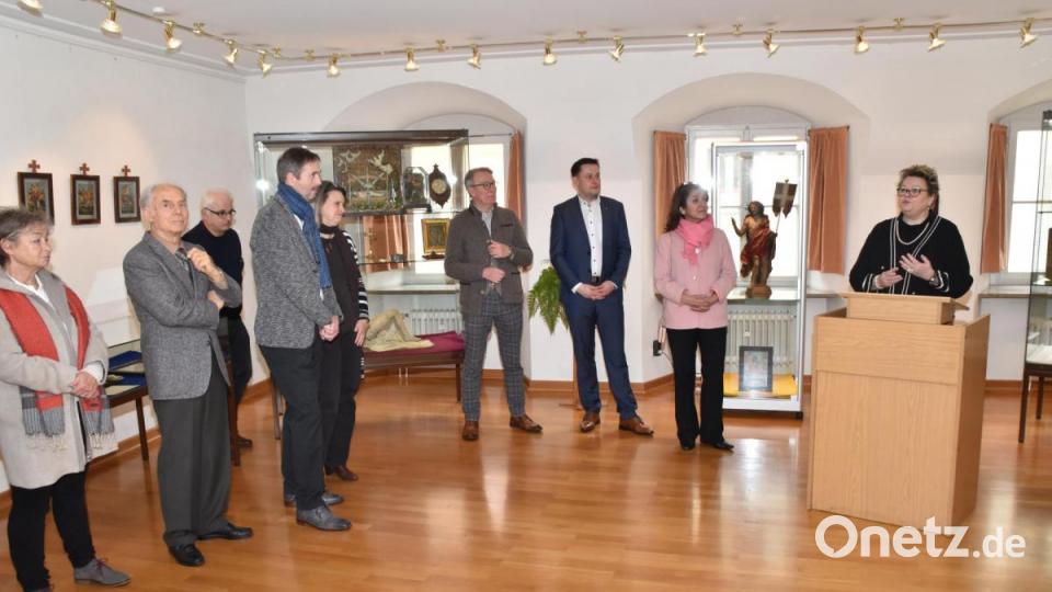 Petra Vorsatz begrüßt zahlreiche Gäste bei der Eröffnung der Osterausstellung. Bild: hcz