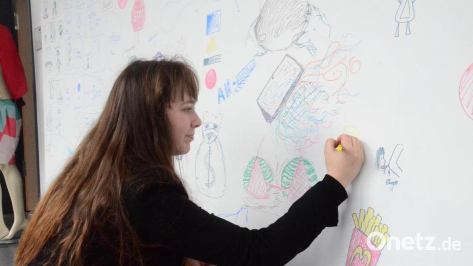 Jeder Besucher darf die Bild-Tafel weiter bemalen. Bild: Kunz