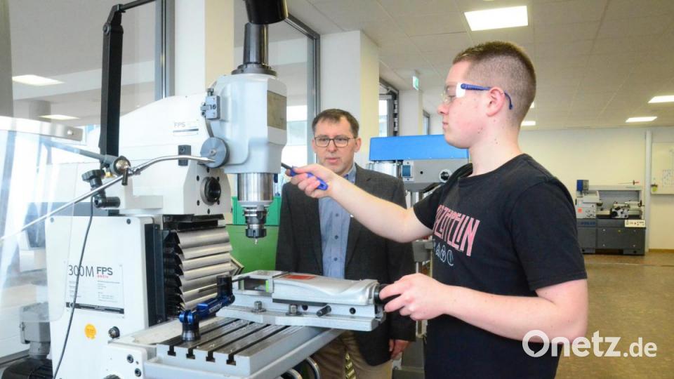 An einer Fräse wird ein Mühle-Spiel hergestellt. Die Figuren kommen aus dem 3-D-Drucker. Bild: Kunz