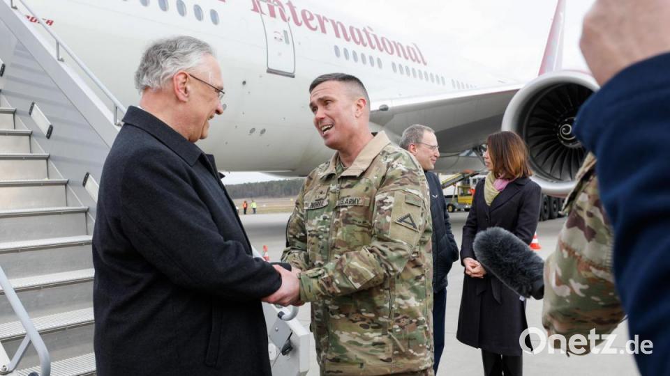 Innenminister Joachim Herrmann (links) bedankt sich bei Brigadegeneral Christopher R. Norrie. Bild: Capt. Ellen Brabo