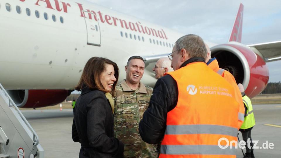 US-Generalkonsulin Meghan Gregonis (links) und Brigadegeneral Chistopher Norrie unterhalten sich mit einem Mitarbeiter des Flughafens. Bild: Capt. Ellen Brabo