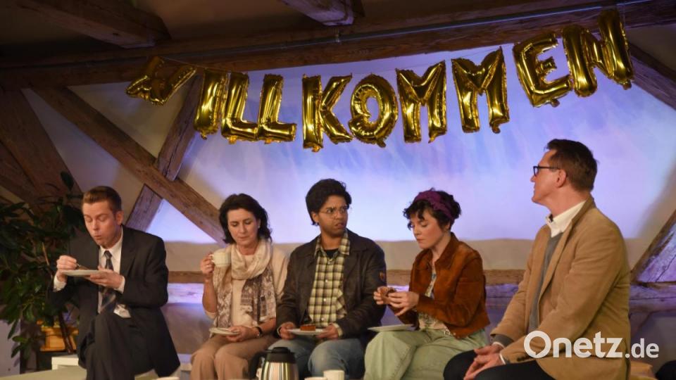 Das Willkommen ist für Flüchtling Diallo Makabouri (Mona Fischer, Mitte) wohl ein größerer Kulturschock als für die Hartmanns (Julian Struck, Claudia Lohmann, Doris Hofmann und Dirk Arlt, von links). Aber langsam kommt man sich näher. Bild: Tobias Schwarzmeier